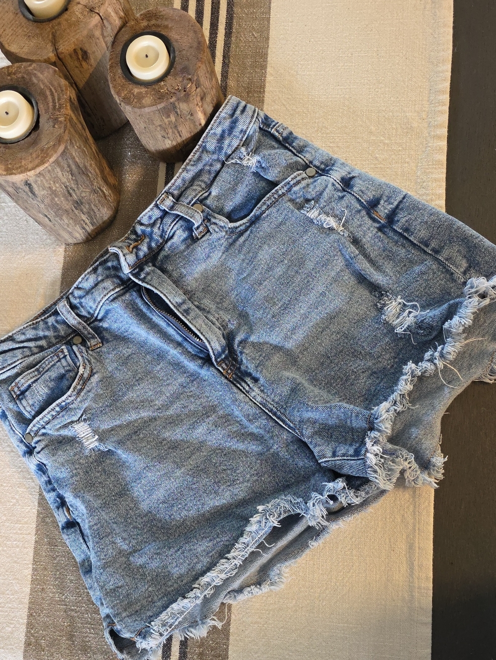High-Rise Frayed Hem Denim Shorts - Light Blue